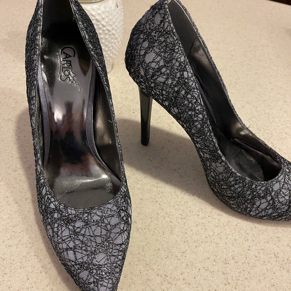 Carlos Santana 7 Dark grey and black dressy pumps. Beautiful detail.